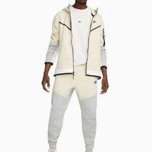 Men's Sportswear Tech Fleece Tracksuit Nike 
Men's Full-Zip Outfit NWT Size XL